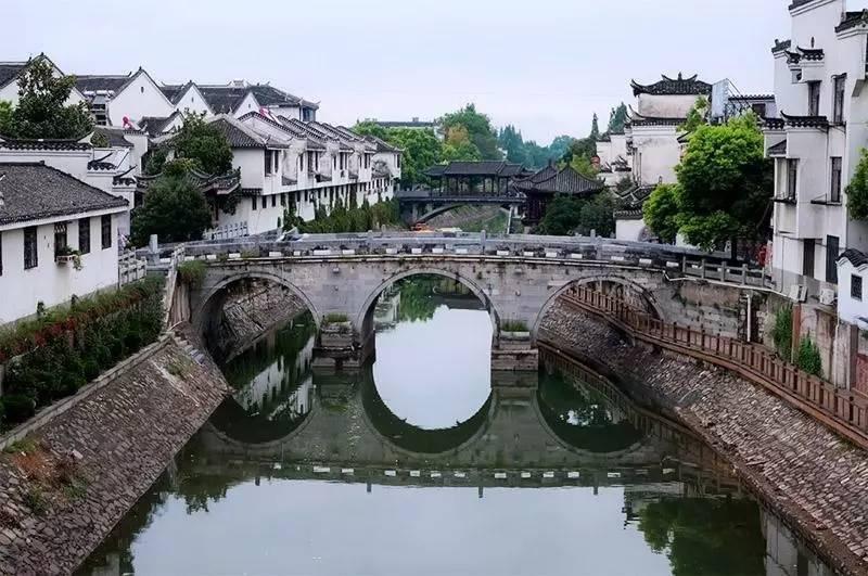 吃早餐的精致女孩
